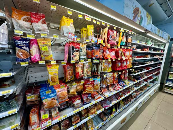 Intérieur Supérette 7-Eleven typique en Thaïlande